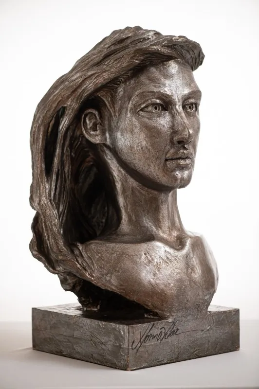 Busto feminino em bronze — escultura de Norma Vilar