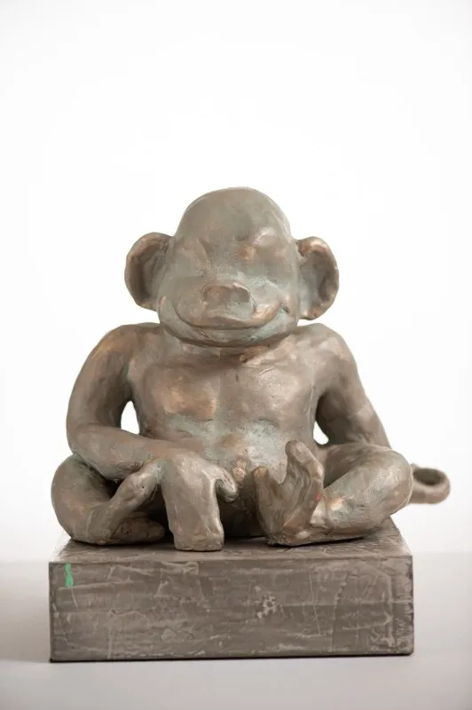 Escultura de macaco em cerâmica
