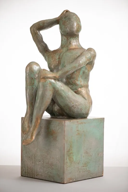 Figura feminina sentada com pátina verde