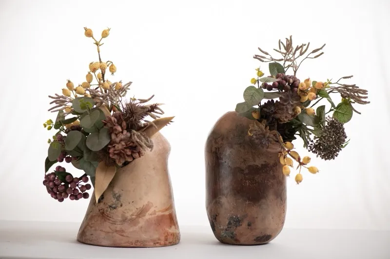 Vasos cerâmicos rústicos com flores secas