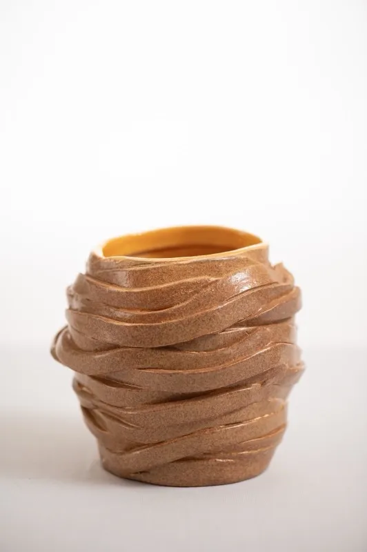 Vaso cerâmico texturizado com ondas