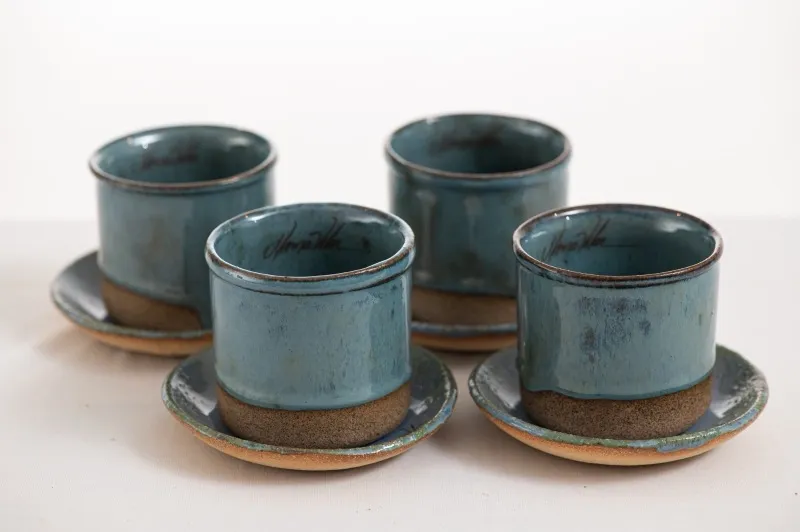 Jogo de xícaras azuis assinadas Norma Vilar