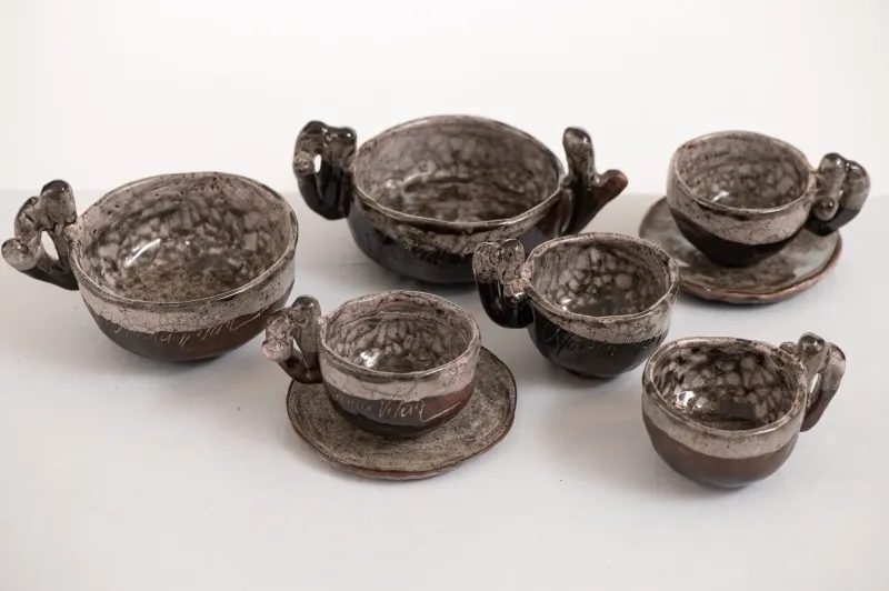 Conjunto de xícaras escuras