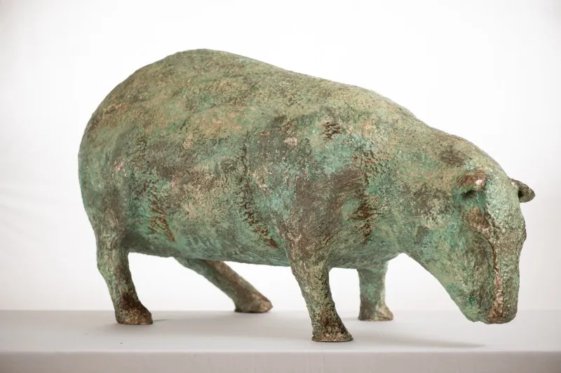 Hipopótamo em cerâmica com pátina verde