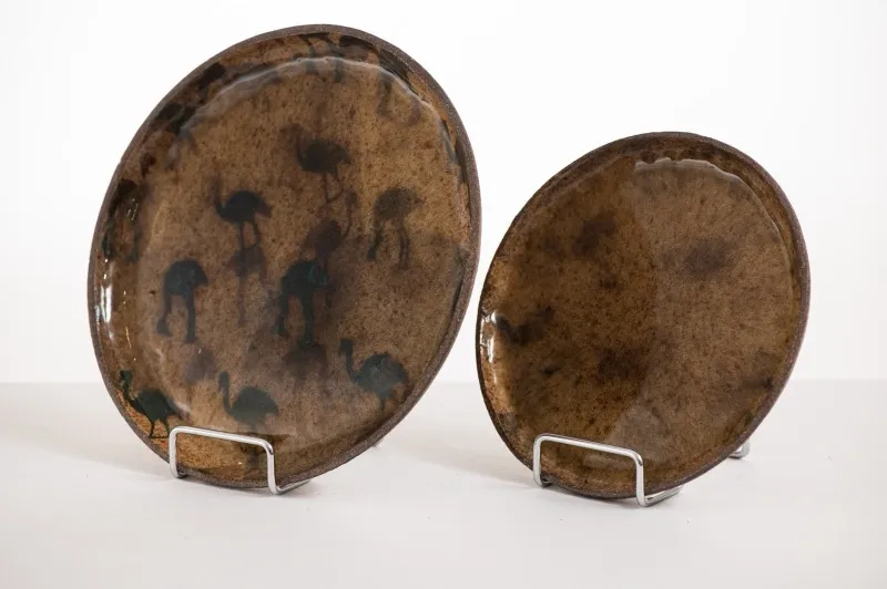 Pratos decorativos com animais pintados em aquarela sobre cerâmica