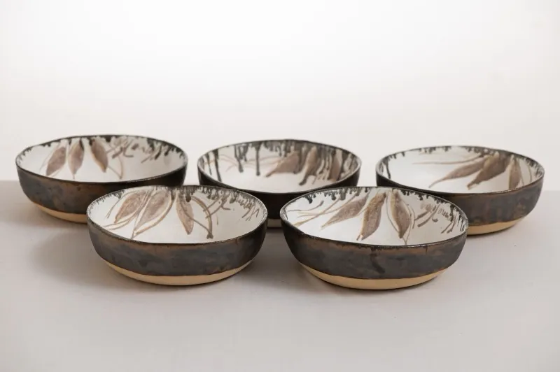 Bowls com folhas pintadas à mão