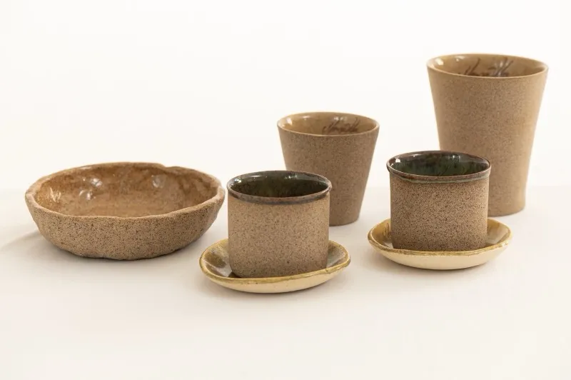 Prato cerâmico formato folha com textura