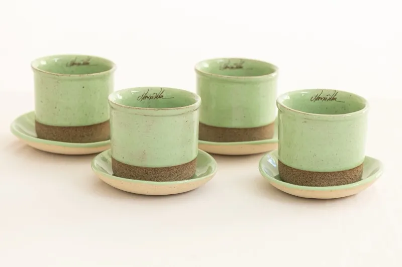Xícaras verdes com pires