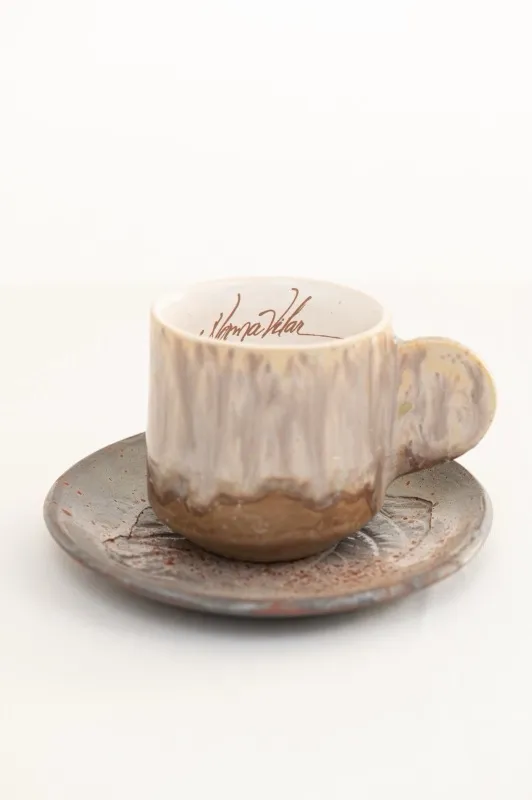 Xícara e pires com esmalte artístico