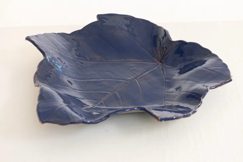 Prato azul formato folha com textura