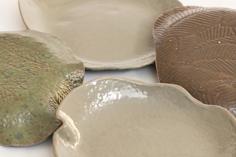 Pratos formato folha com textura verde