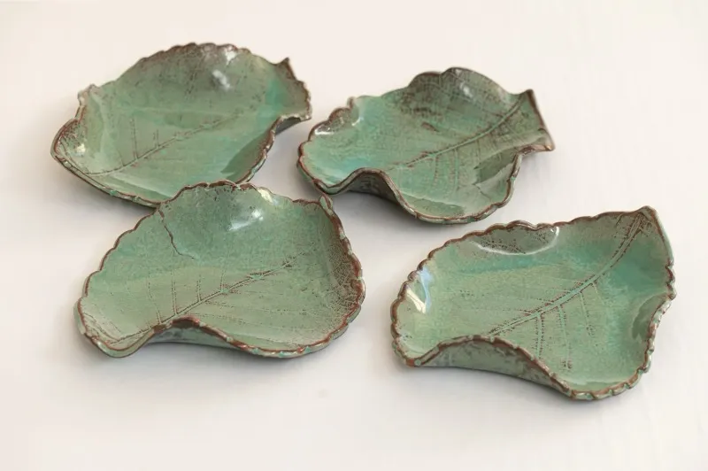 Pratos formato folha em cerâmica