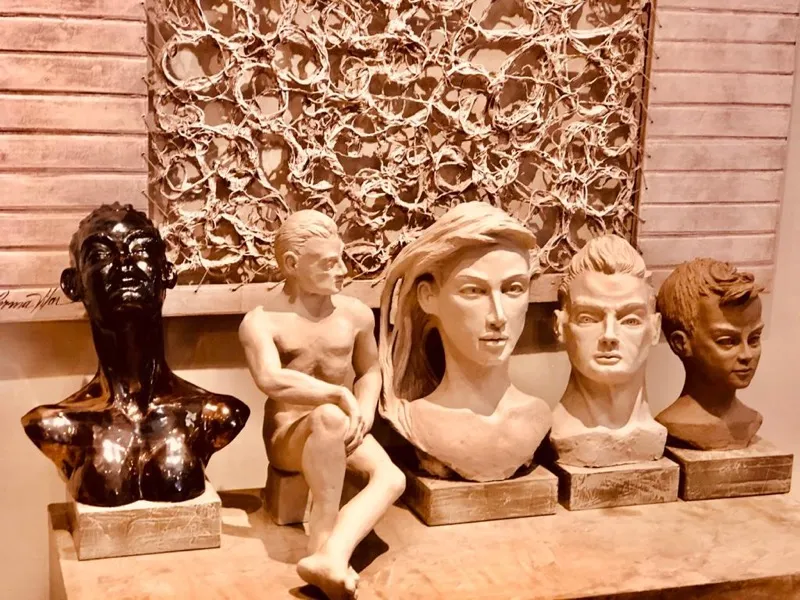 Exposição de múltiplos bustos e esculturas