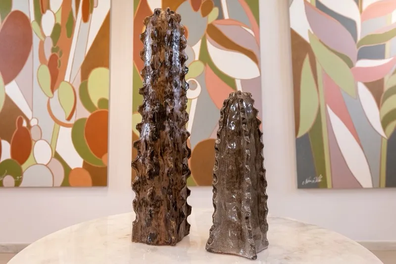 Galeria com esculturas e painéis contemporâneos