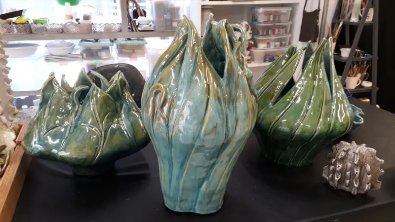 Vasos cerâmicos em forma de folha — Norma Vilar