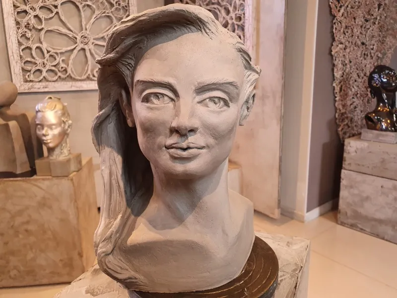 Busto em argila crua na galeria
