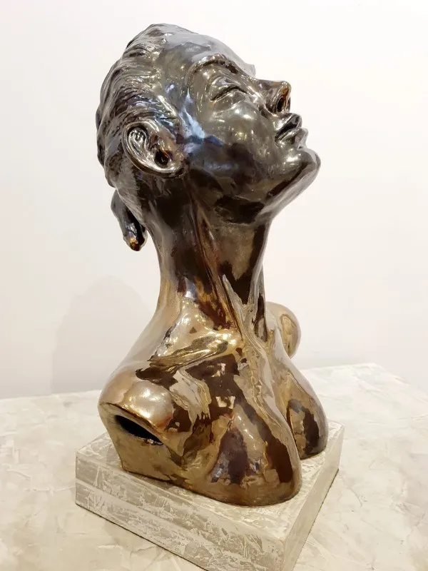 Busto feminino cromado — acabamento metálico