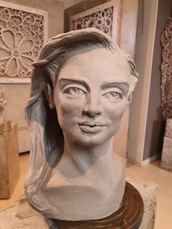 Busto feminino em argila crua — close-up detalhado